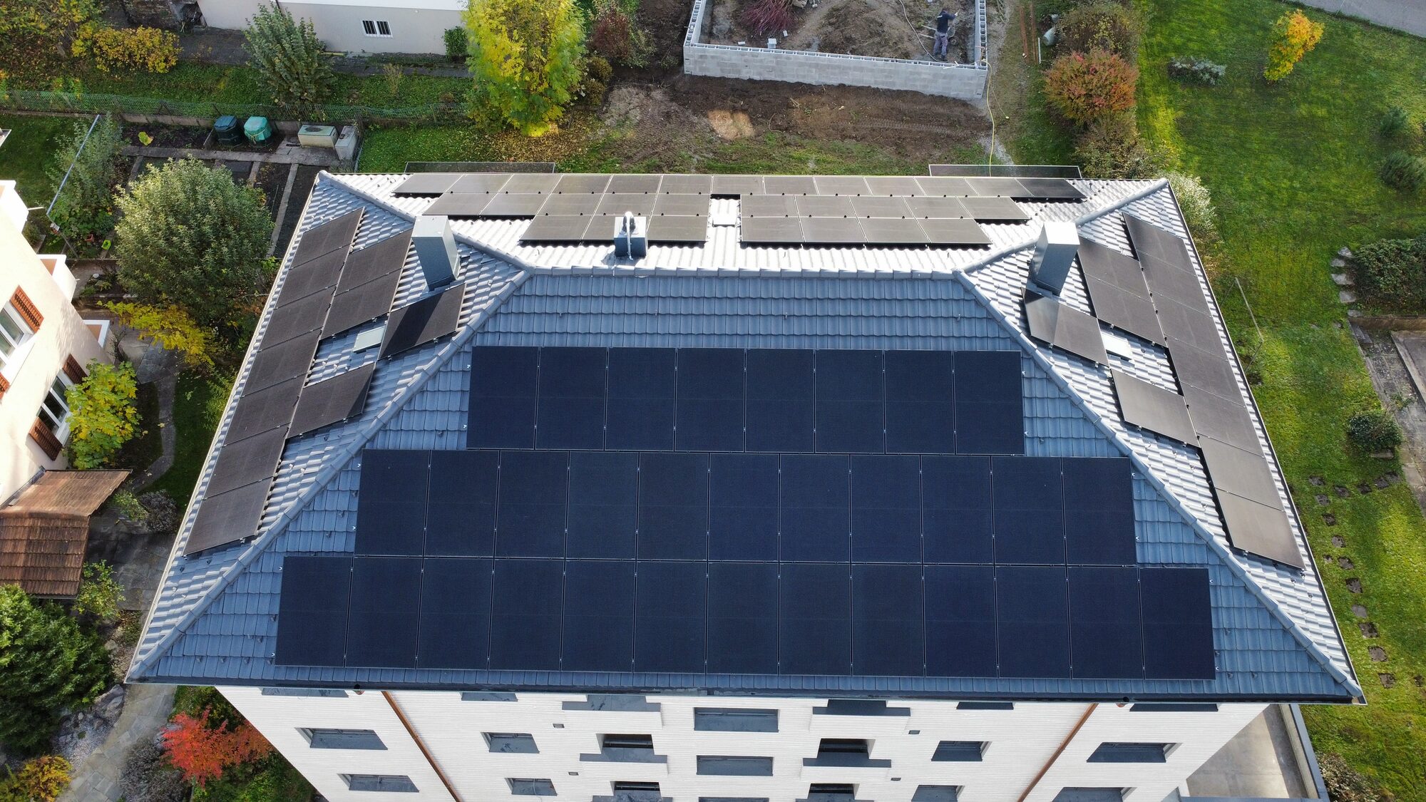 Photovoltaikanlage auf dem Dach eines Mehrfamilienhauses in Schlieren ZH