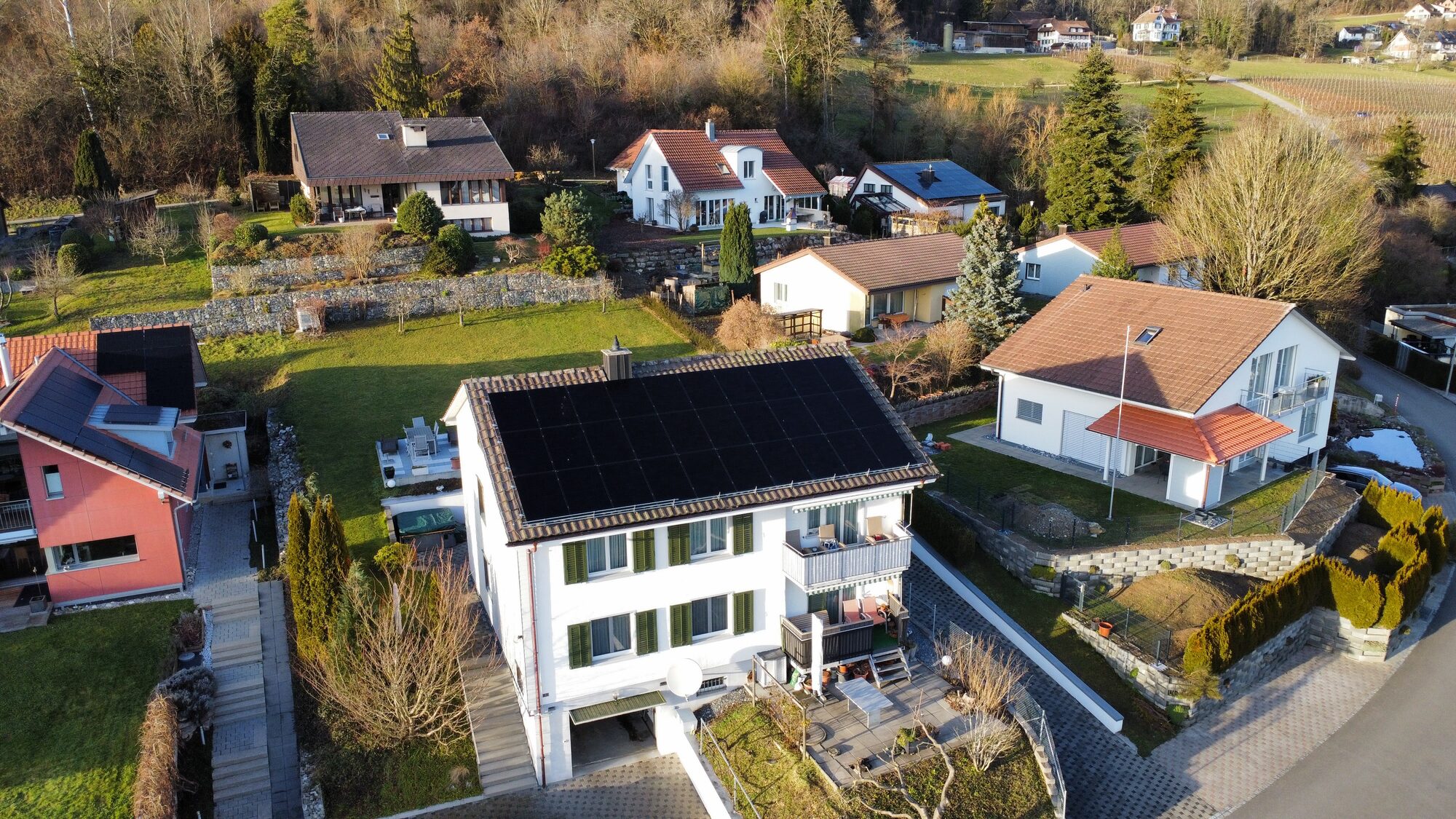 Photovoltaikanlage auf dem Dach eines Mehrfamilienhauses in Rafz ZH