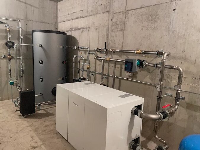 Installierte Sole-Wasser-Wärmepumpe mit Erdsonde in Eglisau ZH